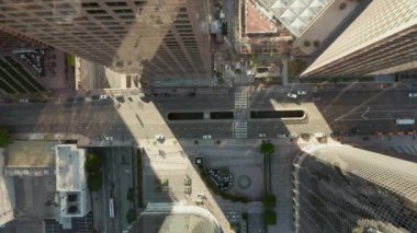 Los Angeles şehir merkezindeki güzel Sunrise Caddesi 'nde gökdelen çatıları ve araba trafiği manzaralı yavaş uçan kuşların gözü üzerimizde. 