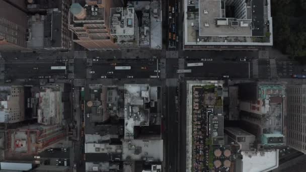 AERIAL: Birds Perspective repülés Manhattan felett New York város forgalmas utcai lámpák epikus alkonyatkor — Stock videók