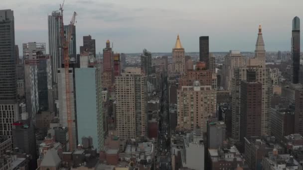 AERIAL: Flug im Herzen von Manhattan New York City in der Abenddämmerung — Stockvideo