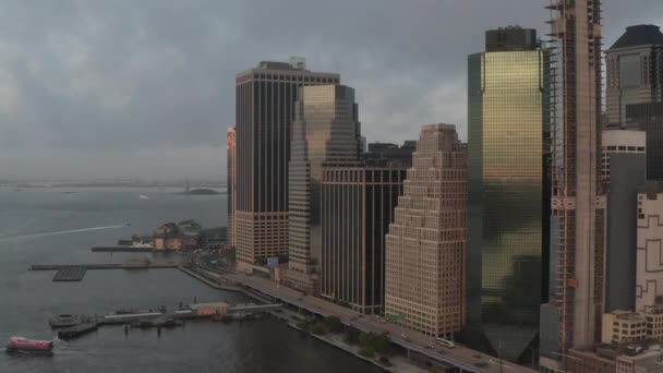 AERIAL: Voo em direção ao nevoeiro Pier of Manhattan New York City Skyline — Vídeo de Stock