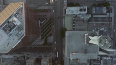 Slow Birds 'ün gözü Los Angeles şehir merkezindeki güzel Sunrise Light' ta gökdelenlerin çatılarını ve araba trafiğini gören uçuşu izliyor. 