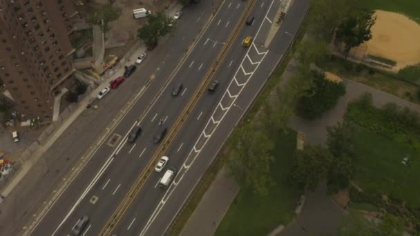 AERIAL: Vuelo sobre autopista con tráfico de coches, Skyline de la ciudad de Nueva York — Vídeos de Stock