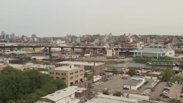 AERIAL: над Нью - Йорком Карго Варегаус і автострада в сірий день. — стокове відео