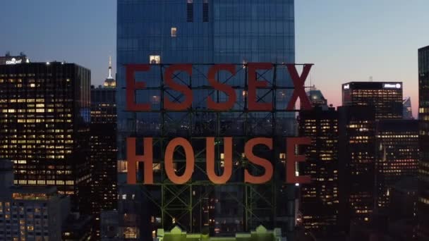 AERIAL: Blisko Essex House Manhattan Skyline w nocy z migającymi światłami w Nowym Jorku w Central Parku — Wideo stockowe