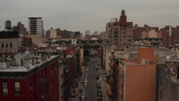 AERIAL: Vuelo bajo por Manhattan, calle Nueva York, Chinatown — Vídeos de Stock