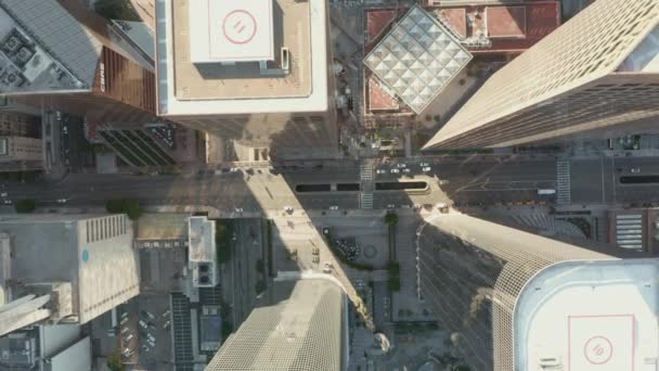 AERIAL: Långsamma upplyftande fåglar öga View flight over Downtown Los Angeles California Grand Avenue in beautiful Sunrise Light with view of skyscraper hustak och biltrafik passerar — Stockvideo