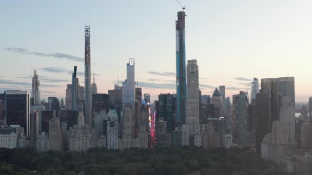 AEREO: Vista sulla 7th Avenue Traffic e Times Square su New York City Central Park al tramonto con luci della città — Video Stock