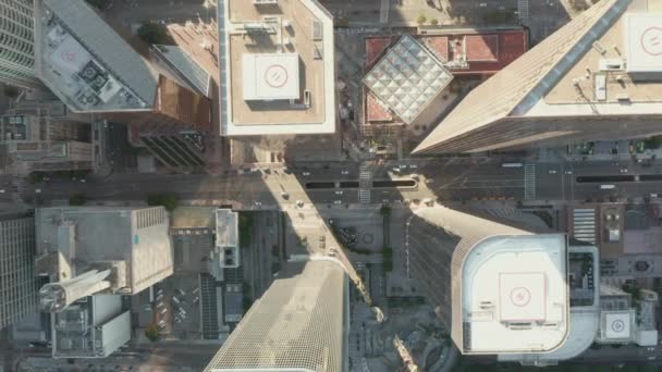 AERIAL: slow uplifting birds eye View flight over Downtown Los Angeles California Grand Avenue in beautiful Sunrise Light with view of skyscraper roof and car traffic passing — 图库视频影像