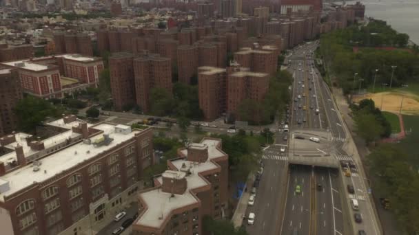 AERIAL: Vuelo sobre autopista con tráfico de coches, Skyline de la ciudad de Nueva York — Vídeos de Stock