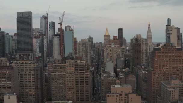 AERIAL: Flug im Herzen von Manhattan New York City in der Abenddämmerung — Stockvideo