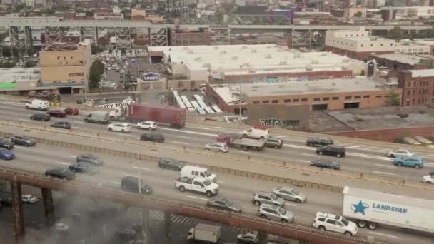 AERIAL: Sobre New York City Docks Factory com fumaça e rodovia no dia cinzento — Vídeo de Stock