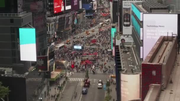 Date un'occhiata al cuore di Times Square di New York City alla luce del giorno con folla di persone e pubblicità di traffico automobilistico pesante e polizia. — Video Stock