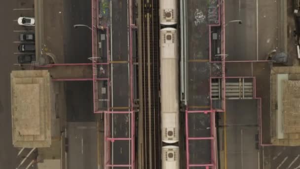 AERIAL: Vista de las aves del puente con el tráfico pesado de coches y el tren subterráneo, Nueva York — Vídeo de stock