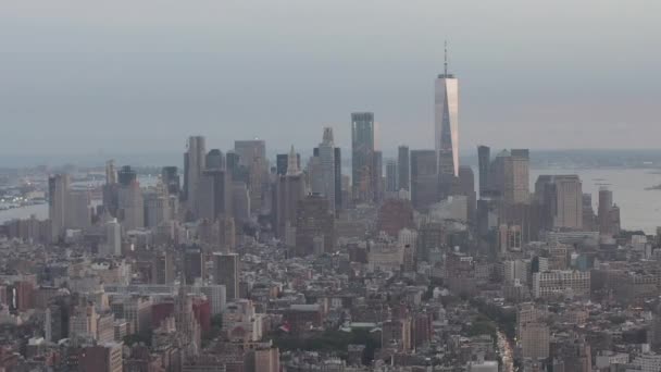 AERIAL: Manhattan New York City belebte Straßenlaternen in der epischen Dämmerung — Stockvideo