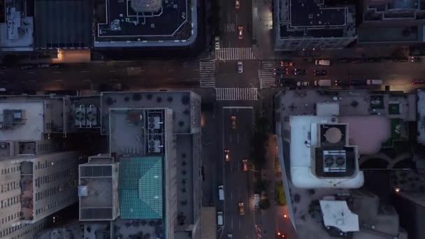 AERIAL: Vogels perspectief van New York City road in Manhattan met druk autoverkeer en City lights — Stockvideo