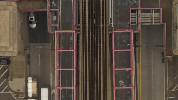 วัสดุ: ภาพนกของสะพานที่มีการจราจรทางรถยนต์หนักและรถไฟใต้ดิน, นิวยอร์กซิตี้ — วีดีโอสต็อก