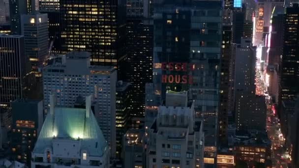 AERIAL: Manhattan Skyline por la noche con luces parpadeantes en la ciudad de Nueva York en Central Park — Vídeo de stock