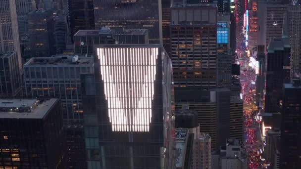 AERIAL: 타임 스퀘어와 도시의 조명 이 밝게 빛나고 있는 맨해튼의 새로운 마천 루를 가까이 서 보는 아름다운 광경 — 비디오