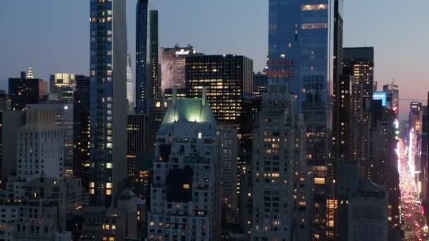 AERIAL: Manhattan Skyline τη νύχτα με φώτα της πόλης αναβοσβήνει στη Νέα Υόρκη στο Central Park — Αρχείο Βίντεο