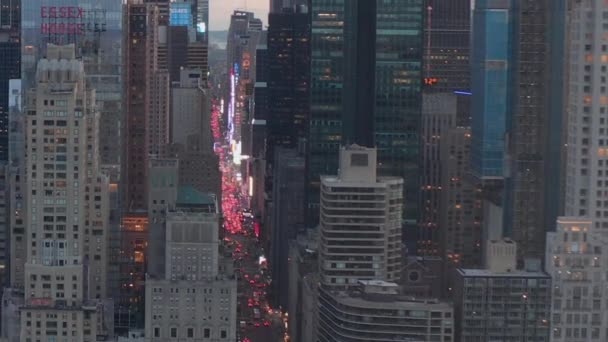 Skyline Manhattan al tramonto con belle luci della città strada trafficata a New York City a Central Park — Video Stock