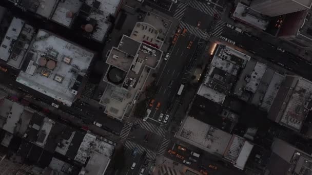 AERIAL: Aves Perspectiva voo sobre Manhattan Nova York luzes de rua movimentadas ao entardecer épico — Vídeo de Stock