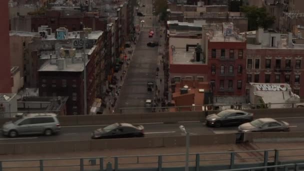 AÉRIAL : Vol à basse altitude au-dessus de l'autoroute, Pont à Chinatown, rue de New York — Video