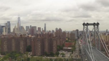 Bulutlu bir günde New York City Skyline ile Williamsburg Köprüsü 'nün üzerinden uçacağız. 