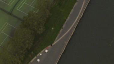 Otoyol üzerinde araba trafiği, New York City Skyline. 