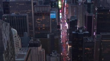 Arkasında Times Meydanı ve Şehir Işıkları parlayan New Manhattan Gökdeleni 'nin yakın görüntüsü. 