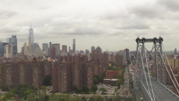 AERIAL: Voo sobre Williamsburg Bridge Manhattan lado com Nova York Skyline no dia nublado — Vídeo de Stock