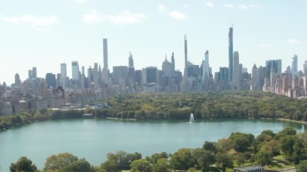 AERIAL: Beautiful Central Park view with lake and Manhattan Skyline in Background at sunny summer day, New York City — 图库视频影像