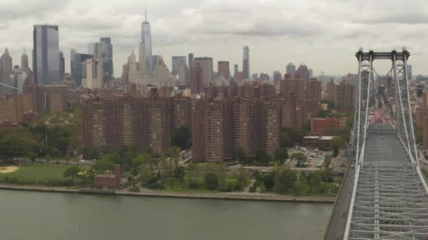 AERIAL: Flug über Williamsburg Bridge Manhattan Seite mit New York City Skyline bei bewölktem Himmel — Stockvideo