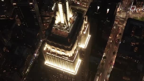 특별: 상징적 인 엠파이어 스테이트 빌딩 위에 빙 둘러앉아 밤에 뉴 우요 오크 시 맨 해 턴 의 미드타운 에 있는 주택 콘도미니엄 및 사무실 건물의 평행 한 거리와 접점을 밝힘 — 비디오