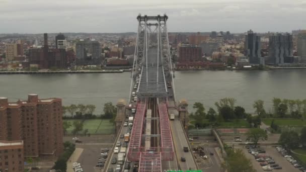 AERIAL: Zicht op Williamsburg brug met zwaar autoverkeer, New York City — Stockvideo