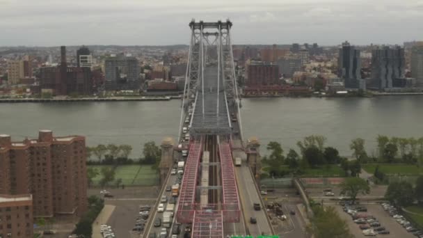 AERIAL: Utsikt över Williamsburg bron med tung biltrafik, New York City — Stockvideo