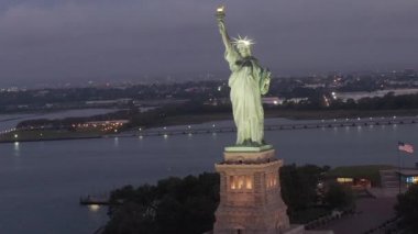 Daire çizen Özgürlük Heykeli sabahın erken saatlerinde New York 'ta güzelce aydınlatıldı.