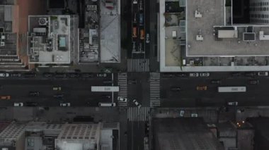 Manhattan üzerinde kuşların bakış açısı destansı alacakaranlıkta New York 'un yoğun sokak lambaları. 