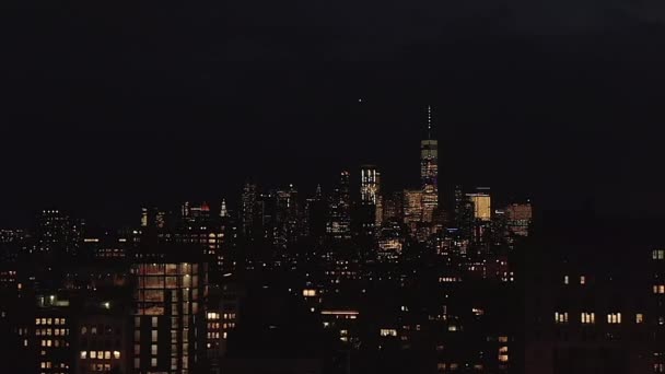 AERIAL: Impresionante vista panorámica del World Trade Center en Midtown Manhattan, Nueva York por la noche — Vídeo de stock