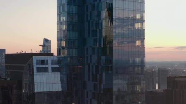 AERIAL: episk vy över enourmus nya Manhattan Skyskrapa vid solnedgången med trafikljus — Stockvideo
