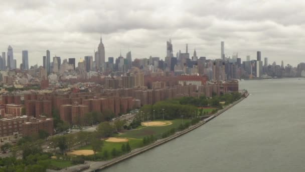 AERIAL: Vlucht over Williamsburg Bridge naar Empire State Building op bewolkte dag — Stockvideo