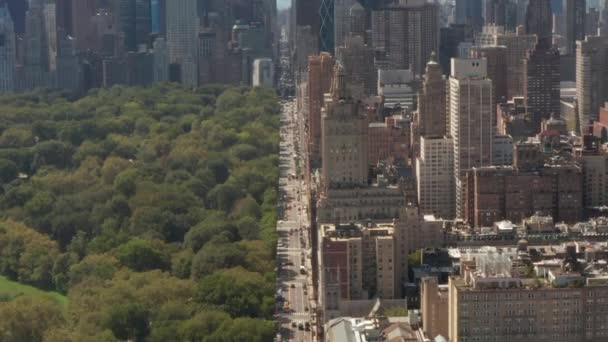 AERIAL: Lot nad piękną ulicą Nowego Jorku w centralnym parku w słoneczny letni dzień — Wideo stockowe