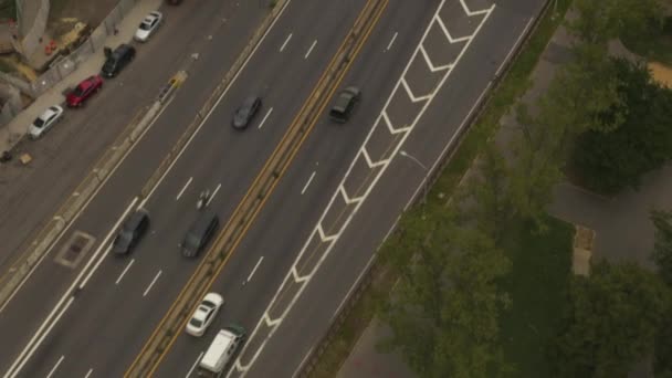 AERIAL: Vuelo sobre autopista con tráfico de coches, Skyline de la ciudad de Nueva York — Vídeo de stock