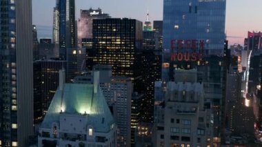 Manhattan Skyline, New York 'ta Central Park' ta yanıp sönen şehir ışıklarıyla 