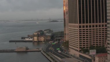 Manhattan 'ın sisli iskelesine ve New York City Skyline' ın Özgürlük Heykeli manzarasına doğru uçuş. 