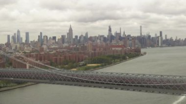 Bulutlu bir günde Williamsburg Köprüsü 'nden Empire State Binası' na uçuş. 