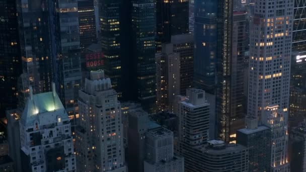 AERIAL: Manhattan Skyline por la noche con luces parpadeantes en la ciudad de Nueva York en Central Park — Vídeo de stock
