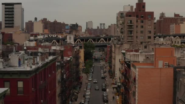 Lågt flyg genom Manhattan, New York City Street, Chinatown — Stockvideo