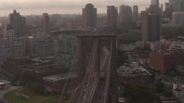 AERIAL: Політ через Бруклінський міст з рухом автомобільного транспорту ранкове світло до Броклліна — стокове відео