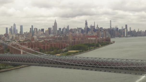 AERIAL: Flug über Williamsburg Bridge in Richtung Empire State Building bei bewölktem Himmel — Stockvideo