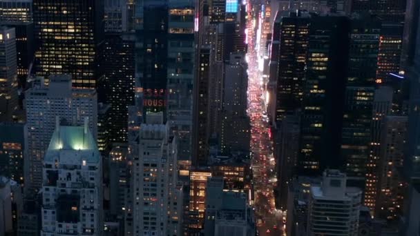 AERIAL: Manhattan Skyline på natten med blinkande stadsljus i New York City på Central Park — Stockvideo